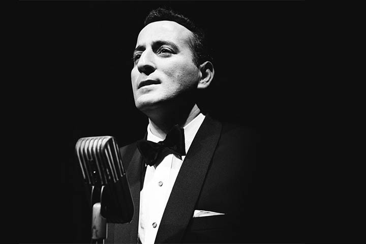 Tony Bennett (1926-2023): Ícone da música romântica e do jazz, chegou a ser classificado por Frank Sinatra como o maior cantor do mundo. Iniciou a carreira nos anos 50 e ganhou fama ao interpretar clássico do cancioneiro americano. 
