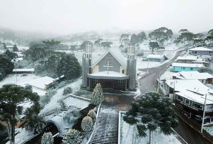 A Igreja Matriz Santa Ana de Urupema, além de um símbolo de fé e história para a cidade, conta com a Gruta Nossa Senhora de Lourdes e uma miniqueda d’agua.