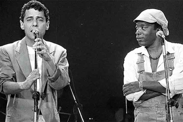 A família, então, mudou-se para Três Pontas, em Minas Gerais. Por lá, começou a sua relação com o estado que tem forte presença em suas canções, no estilo de compor e interpretar.