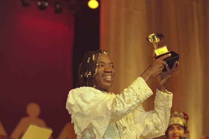 O cantor gravou, ao todo, 34 álbuns, sendo condecorado com cinco estatuetas do Grammy Awards. Entre as quais se destacaram a de Best World Music Álbum em 1998 por Nascimento e a de Best Contemporary Pop Album em 2000 do Grammy Latino por Crooner.