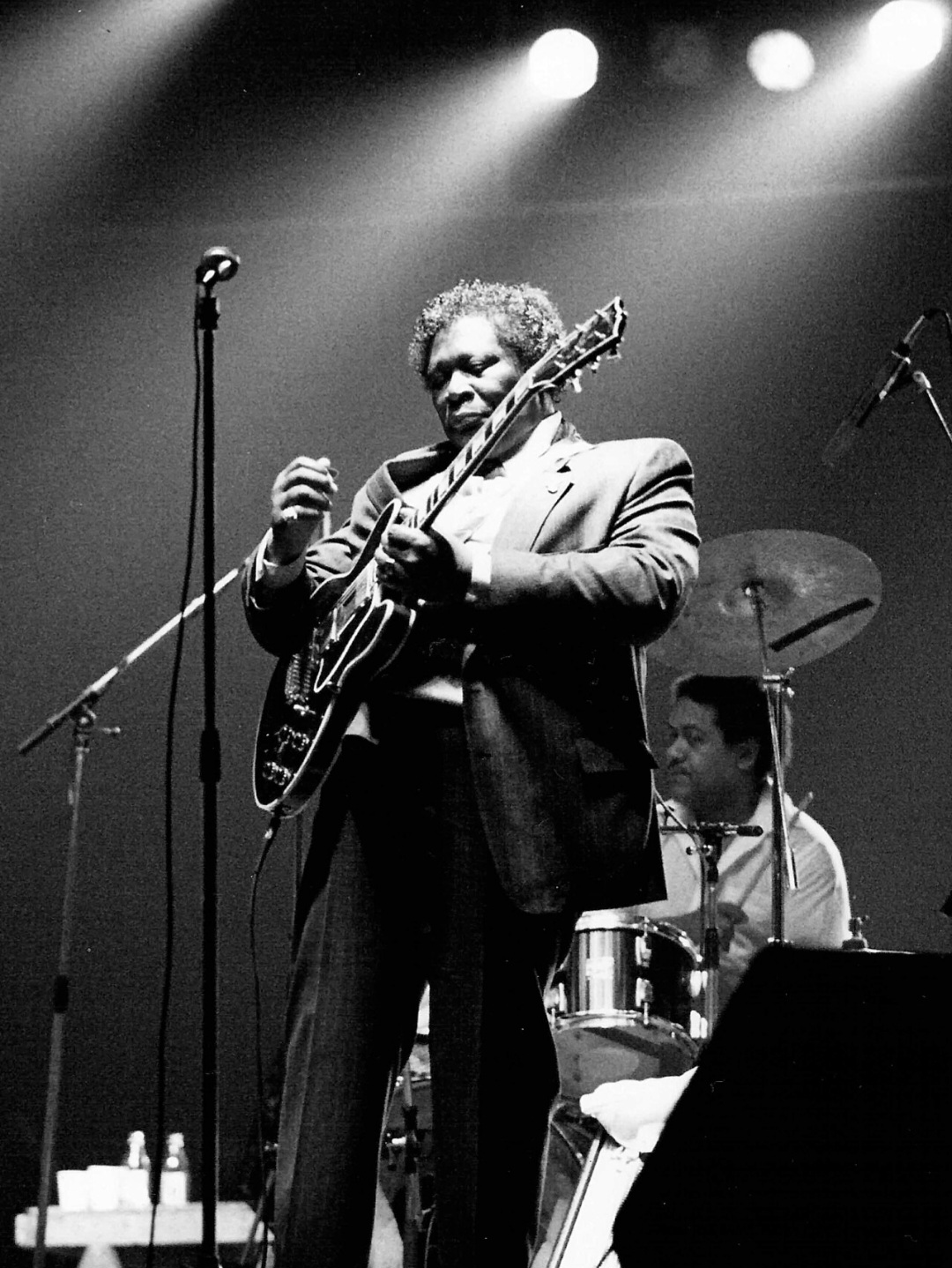 A inspiração para o blues atual vem de grandes nomes do gênero na história da música. 
Há 99 anos, em 16/9/1915, nasceu B.B. King, um dos maiores guitarristas de blues de todos os tempos.