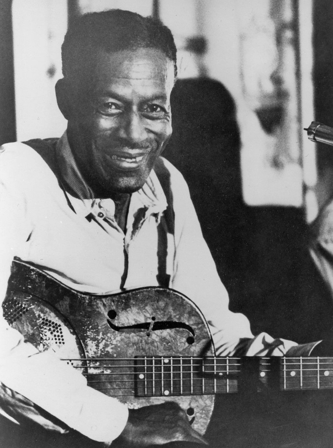 Son House: Um dos maiores nomes do Delta blues, Son House inspirou gerações com sua abordagem crua e emocional ao blues. Músicos como Robert Johnson e Muddy Waters foram fortemente influenciados por seu estilo vocal e de slide guitar.