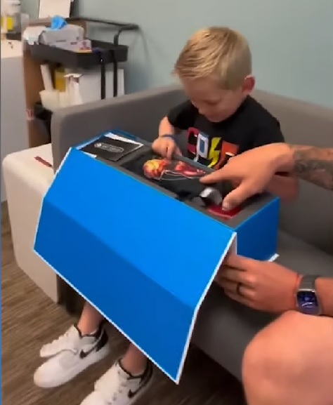 Jordan Marotta se tornou a pessoa mais nova a receber uma prótese biônica avançada criada pela empresa Open Bionics. 