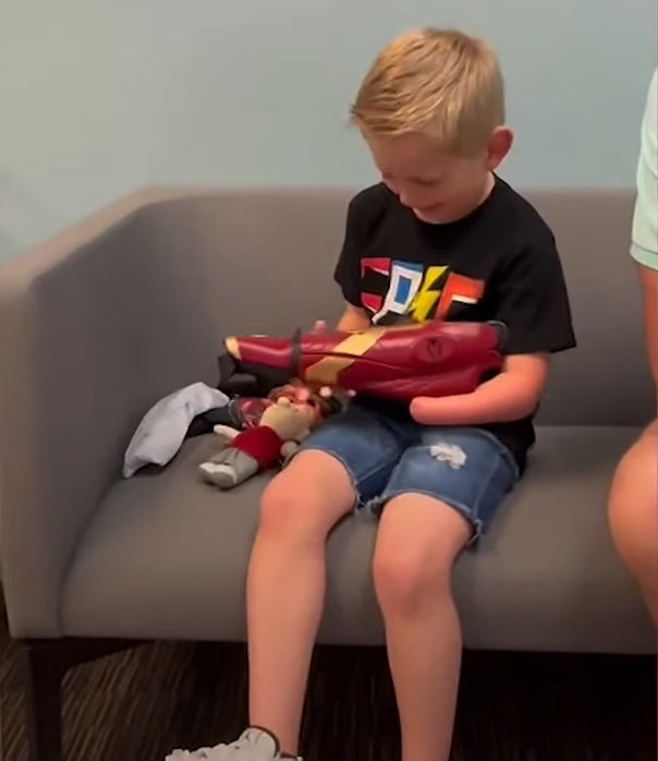 Segundo a imprensa local, foi pedido do próprio menino receber o equipamento nos moldes do super-herói da Marvel.