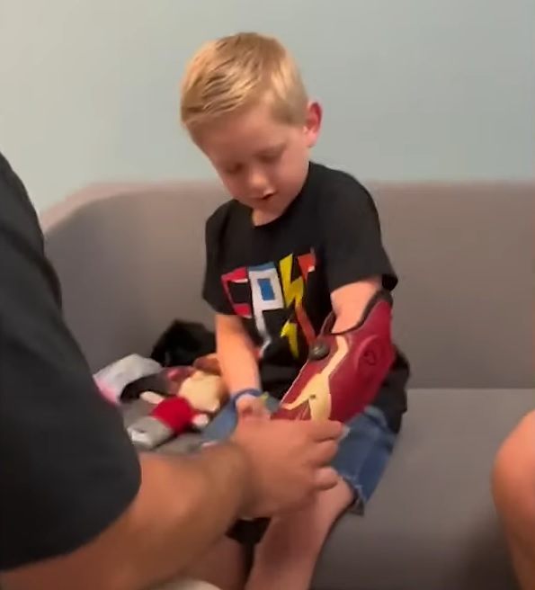 Normalmente, esses braços biônicos são destinados a crianças mais velhas, mas Jordan se mostrou um candidato perfeito graças ao seu bom condicionamento físico e à sua maturidade emocional, segundo declarou a própria Open Bionics.