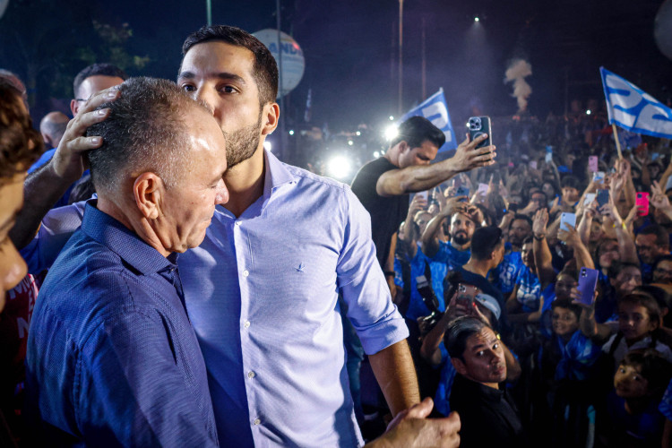 André Fernandes com o pai Alcides, no comitê, após a derrota em 2024(Foto: AURÉLIO ALVES)