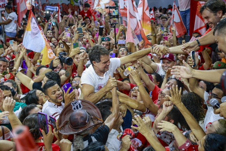 Evandro Leitão chega carregado ao palco no comitê de campanha após a vitória(Foto: FCO FONTENELE)