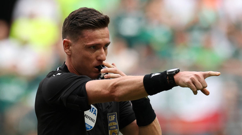 Árbitro Ramon Abatti Abel no jogo Palmeiras x Fortaleza, no Allianz Parque, pelo Campeonato Brasileiro Série A 2024