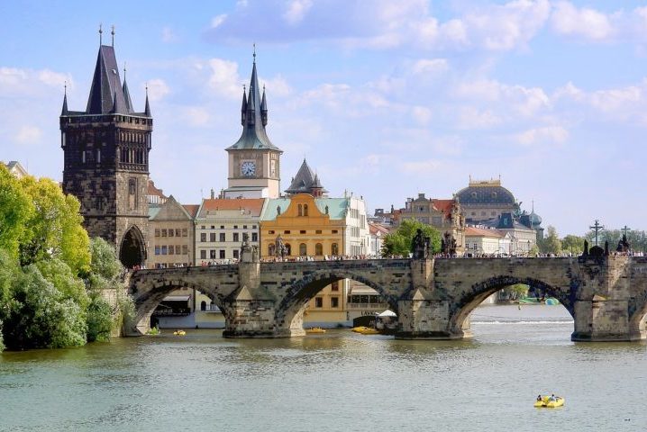 Ao longo dos séculos, a Ponte Carlos testemunhou diversos eventos históricos, desde batalhas e coroações até epidemias e inundações.