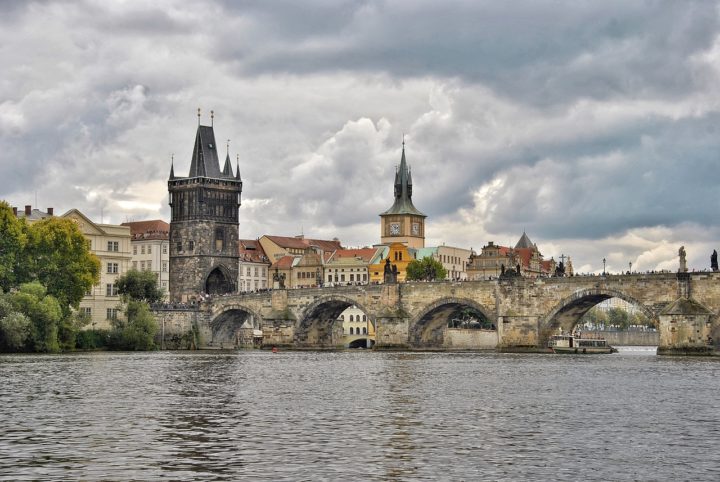 Em 9 de julho de 1357 começou a ser construído um monumento que se tornaria emblemático em  Praga, capital da República Tcheca: a Ponte Carlos (Karlův Most em tcheco).