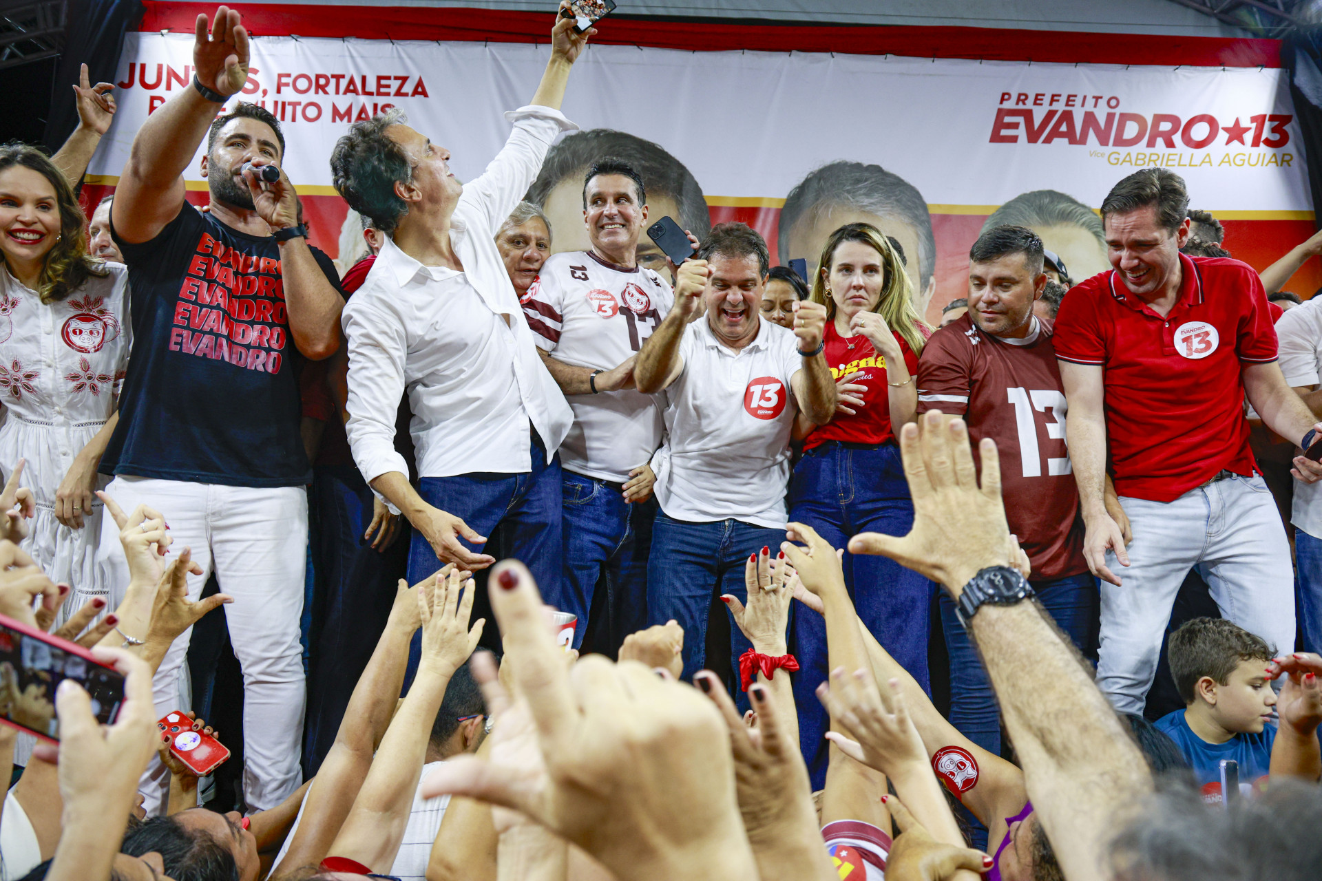 COMEMORAÇÃO de Evandro Leitão no comitê da campanha, após a vitória em 2024 (Foto: FCO FONTENELE)