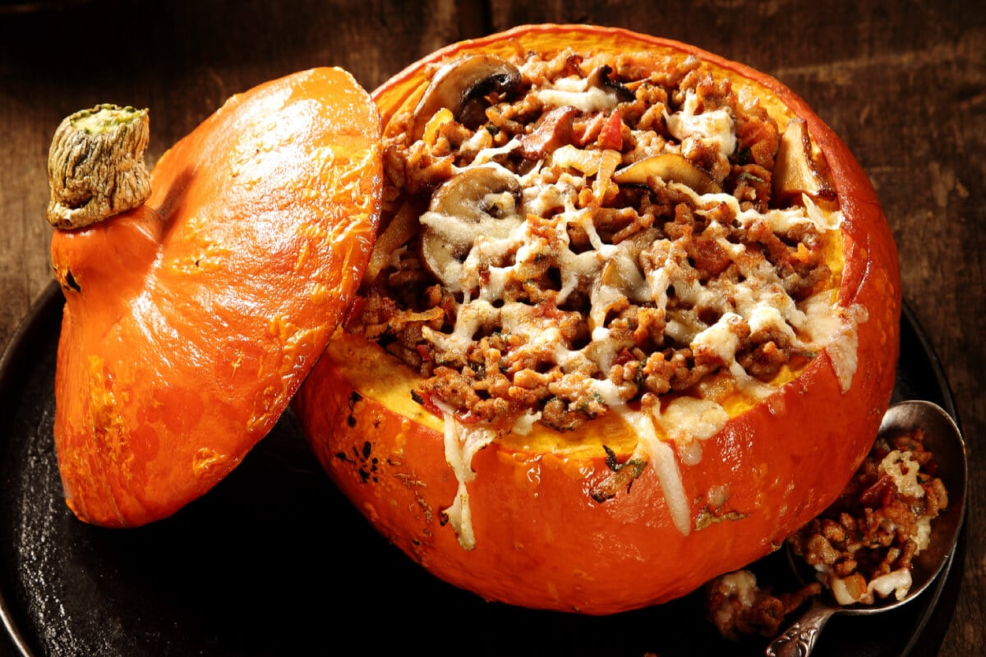 Abóbora recheada com carne moída (Imagem: stockcreations | Shutterstock)