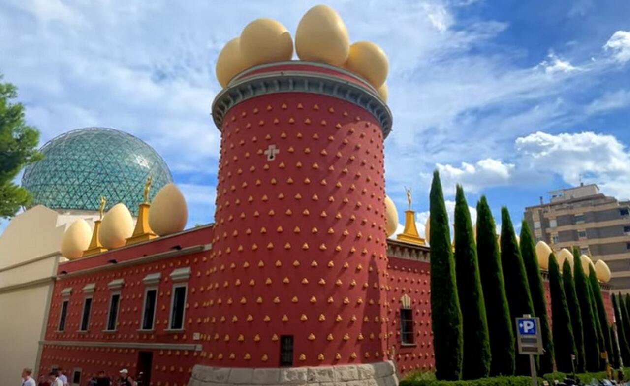Cidade natal de Salvador Dalí, Figueres abriga o Teatro-Museu Dalí, um dos museus mais visitados da Espanha. O museu é uma experiência única, refletindo a criatividade do artista e atraindo fãs de arte de todo o mundo.