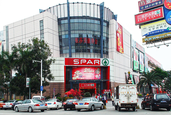 Apesar disso, o shopping tem uma zona que reflete a cultura de outras partes do mundo como a gastronomia e moda da Califórnia e São Francisco, nos EUA; Amsterdã, na Holanda e Paris, na França. E tem umm canal para passeio dos visitantes.