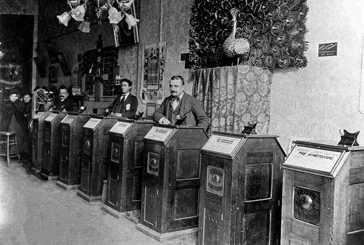 O principal motivo da rivalidade entre Thomas Edison e Nikola Tesla foi a patente das aplicações de corrente contínua e corrente alternada, o que viria a mudar a maneira como a eletricidade era usada. O registro de corrente contínua já pertencia a Edison e ela era aplicada nas invenções do cientista.