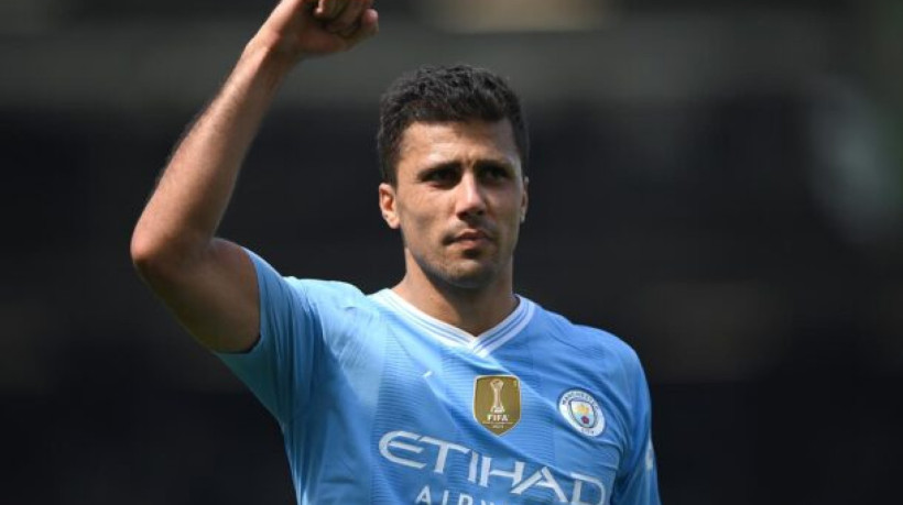 LONDON, ENGLAND - MAY 11: Rodri of Manchester City celebrates to fans following the Premier League match between Fulham FC and Manchester City at Craven Cottage on May 11, 2024 in London, England. (Photo by Justin Setterfield/Getty Images)