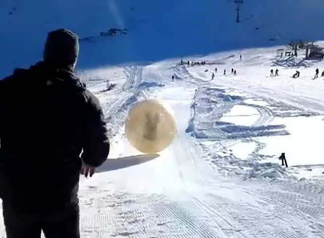 Esse tipo de entretenimento causou uma tragédia na Rússia em 2013 quando um turista rolou pela montanha de neve dentro de uma bolha.