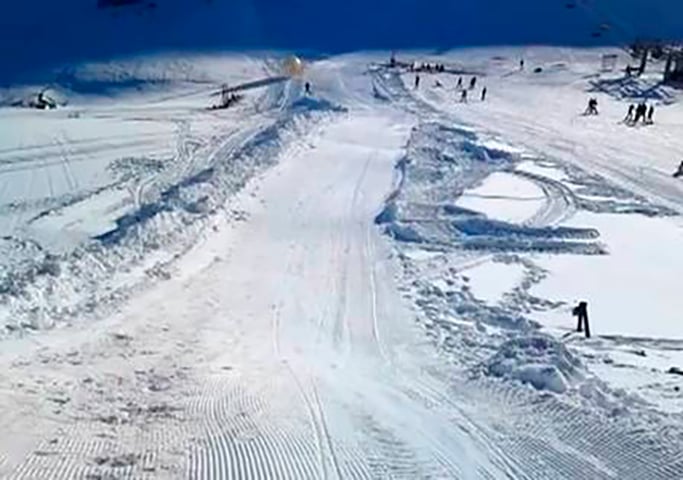 A bolha não parou no local programado e continuou a rolar montanha abaixo. O turista acabou morrendo por causa dos impactos.