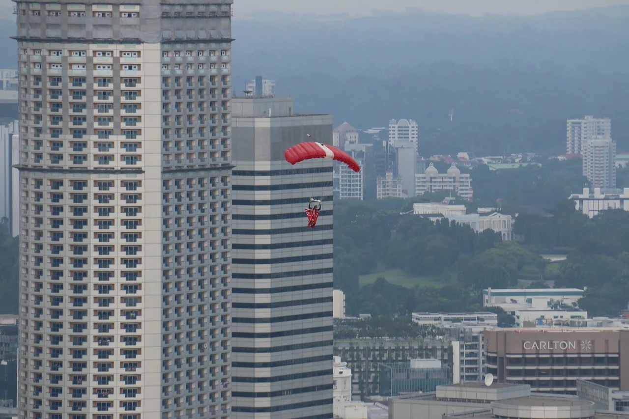O parapente é um planador ultraleve flexível que evoluiu do paraquedas. Apesar dessa ideia ter pertencido inicialmente ao americano Barish, foram três franceses que iniciaram a modalidade em Mieussy. Parapente é a junção de Para de paraquedistas com o termo pente, que em francês significa encosta