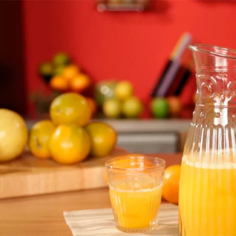 Outra dica é misturar várias frutas cítricas. A receita tradicional leva limão, laranja, tangerina e abacaxi. 