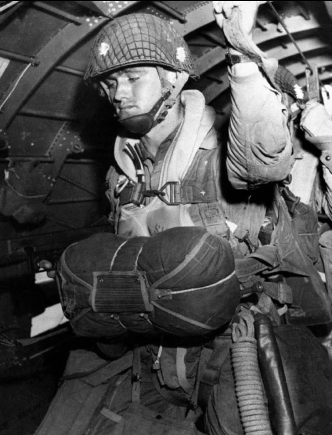 O primeiro uso militar para o paraquedas foi para a utilização de detectores de artilharia amarrados em balões de observação na Primeira Guerra Mundial. A parte principal ia em um saco suspenso a partir do balão com o piloto vestindo apenas um cinto simples na cintura.