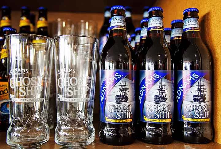 Adnams Ghost Ship: Uma pale ale refrescante com sabor cítrico, popular por seu sabor leve e frutado.
