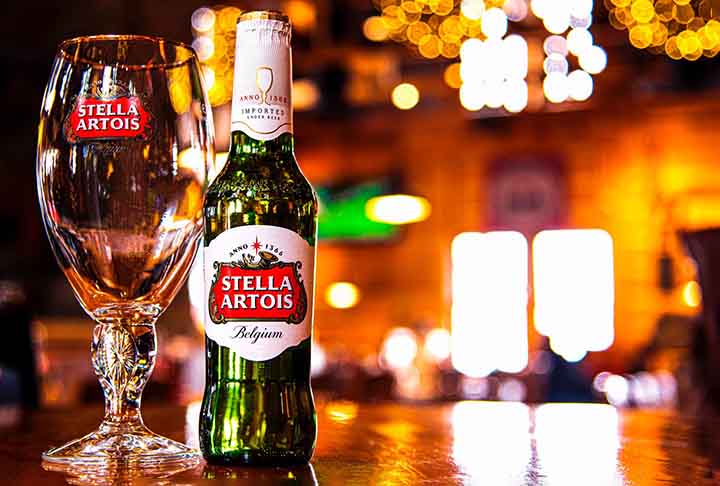 Stella Artois: De origem belga, é bastante consumida na Inglaterra, sendo uma opção fácil de encontrar em pubs e bares.