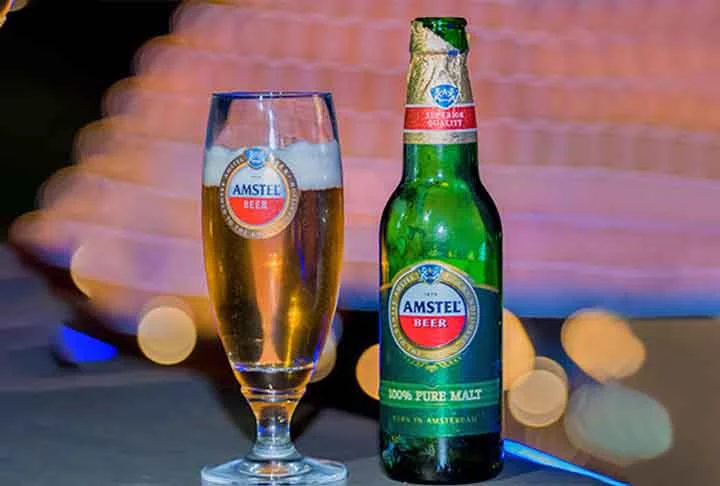 Amstel: Outra lager popular e refrescante, fácil de encontrar em pubs e conhecida pelo sabor suave.