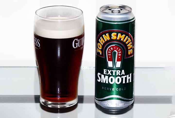 John Smith’s: Uma ale suave e levemente amarga, muito apreciada em pubs e com uma textura cremosa.