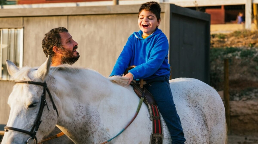 A equoterapia é utilizada nas áreas da saúde para auxiliar no tratamento da saúde física e mental dos pacientes (Imagem: Jordi Mora | Shutterstock)