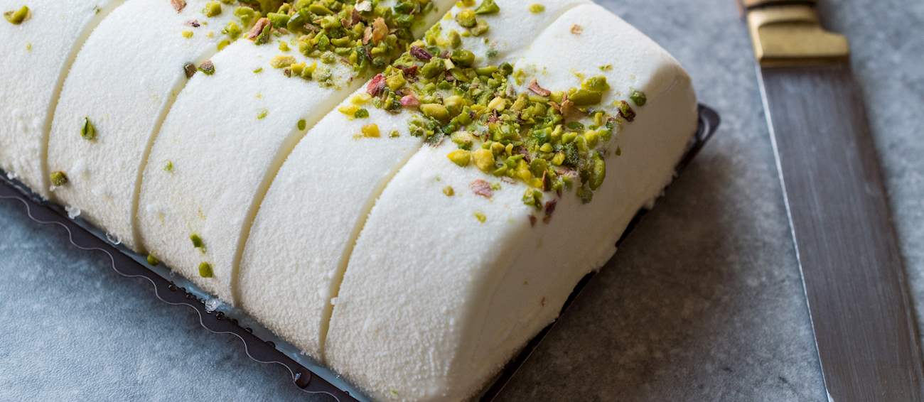 13º - Dondurma (Turquia): Acredita-se que o sorvete turco seja originário da cidade de Maraş – daí o nome – e o que realmente o diferencia de outras variedades é sua resistência ao derretimento e uma textura particularmente densa e em borracha. Essas qualidades são obtidas pela adição de dois agentes espessantes à mistura básica de leite e açúcar: a goma árabe, também conhecida como resina de aroeira, e o salepo — um tipo de farinha feita a partir da raiz da antiga orquídea roxa.