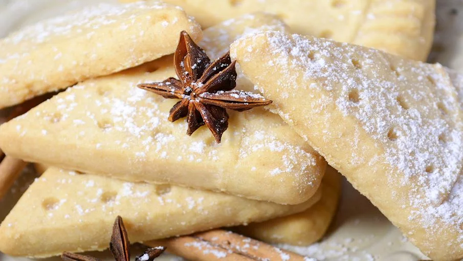 7º - Caudas de anágua (Escócia): Ganharam seu nome peculiar e formato distinto por se assemelharem aos pedaços de tecido usados ​​para criar as elaboradas anáguas do século 16, incluindo a de Maria, Rainha da Escócia, que tinha a fama de ter gostado particularmente desses biscoitos doces e amanteigados. .