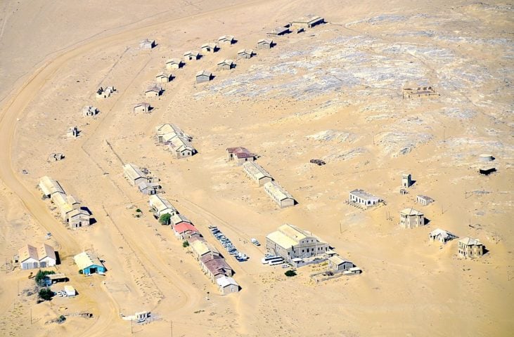 A cidade de Kolmanskop foi fundada no início do século 20, durante a época da colonização alemã na Namíbia. 