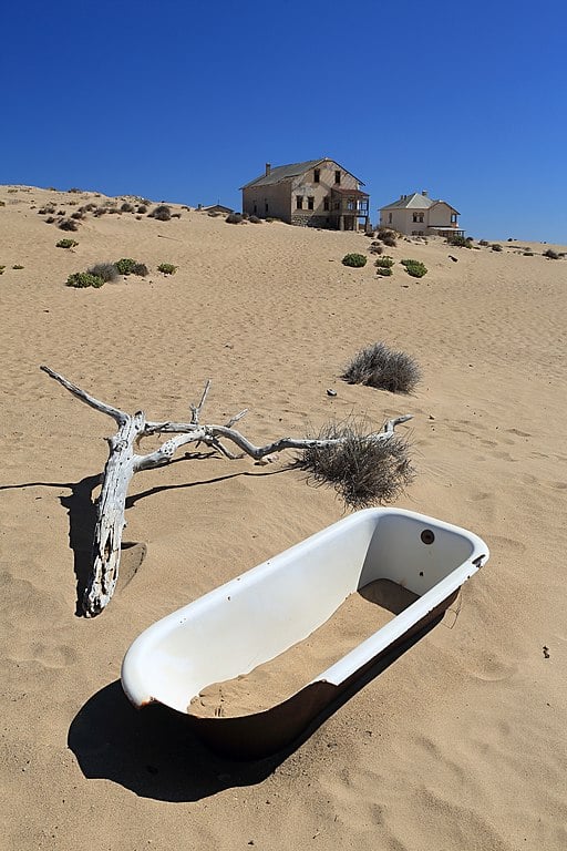 Em 1920, a população da cidade era composta por cerca de 300 alemães adultos, 40 crianças e 800 trabalhadores nativos.