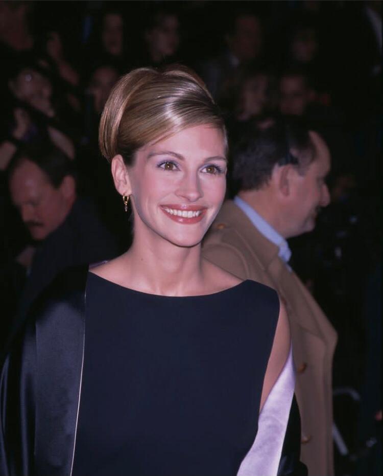 Julia Roberts em “Espelho, Espelho Meu“ (2012) - Julia Roberts interpreta a Rainha Má em uma releitura divertida e visualmente deslumbrante do clássico conto de fadas da Branca de Neve. Nesta adaptação, a Rainha Má é uma personagem cheia de humor e sarcasmo, usando seu poder e beleza como armas para tentar destruir a Branca de Neve