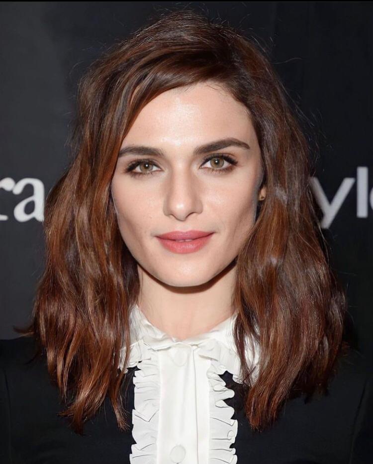 Rachel Weisz em Oz: mágico e poderoso (2013) - Rachel Weisz interpreta Evanora, a Bruxa Má do Leste, uma vilã astuta e manipuladora que desempenha um papel central na trama. O filme é uma prequela do clássico O Mágico de Oz e explora a chegada do mágico Oz, interpretado por James Franco, ao fantástico reino que ele um dia governará.