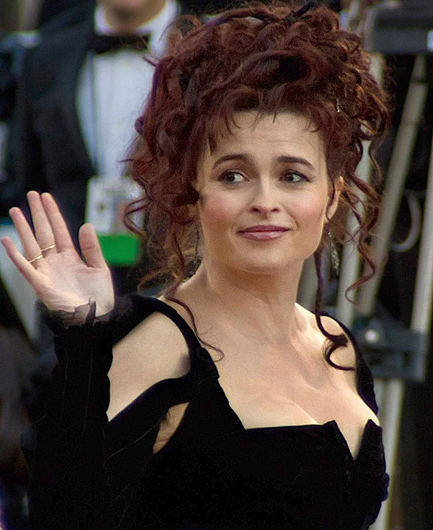 Helena Bonham Carter em Alice no País das Maravilhas (2010) - Interpreta a Rainha Vermelha, uma versão mesclada das personagens Rainha de Copas e Rainha Vermelha, dos livros de Lewis Carroll. A interpretação de Helena é icônica, com sua frase Cortem-lhe a cabeça! e seu visual com uma cabeça desproporcionalmente grande, pele pálida e cabelo vermelho em forma de coração.