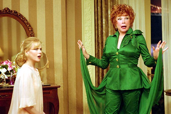 Shirley MacLaine em A Feiticeira - Nesse mesmo filme, em 2005,a veterana atriz interpreta Endora, a excêntrica e poderosa mãe da bruxa Isabel Bigelow, interpretada por Nicole Kidman. Endora é uma figura dominante e mágica que tenta convencer a filha a abraçar sua natureza de bruxa e evitar a vida comum como humana.
