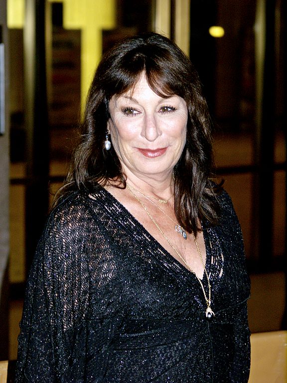 Anjelica Huston em Para sempre Cinderela (1998) -  A atriz americana interpreta a cruel Baronesa Rodmilla de Ghent, a madrasta da protagonista Danielle, uma versão de Cinderela vivida por Drew Barrymore. Nesta adaptação, que traz elementos mais realistas ao conto de fadas, Huston entrega uma performance fascinante, cheia de nuances e complexidade.