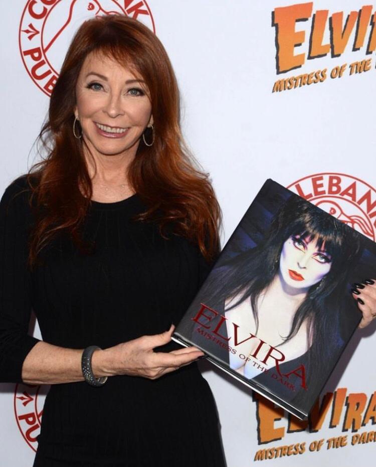 Cassandra Peterson em “Elvira: A Rainha das Trevas” (1988) - A atriz trouxe vida a Elvira com sua atuação carismática, combinando a sensualidade da personagem com um senso de humor afiado, o que a tornou um ícone da cultura pop.