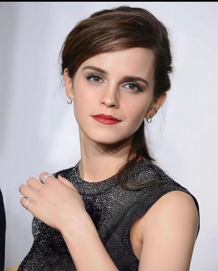 Os filmes de Harry Potter, por sinal, tinham várias bruxas, já que o universo é de magia o tempo inteiro. Destacaremos mais duas. Emma Watson é o grande destaque.  Ela deu vida a Hermione Granger em uma interpretação que a transformou em um ícone cultural. Aparecendo em todos os oito filmes, Watson cresceu na pele de Hermione.