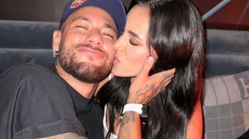 Em sua rede social, Bruna Biancardi exibiu registros com uma camisa personalizada com fotos de Mavie e ainda Neymar em 'momento criança'