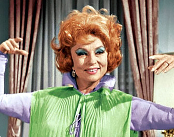Agnes Moorehead, em A Feiticeira - A atriz americana ficou conhecida no Brasil justamente pelo papel de Endora, mãe de Samantha, na série de TV. Era uma espiã da filha, tendo má vontade com o genro justamente porque ele não pertencia ao mundo dos bruxos. 