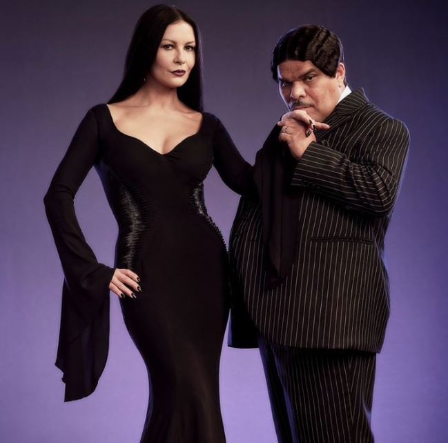 A série Wednesday (2022), de Tim Burton, explora a vida da filha da Família Addams, Wandinha, enquanto ela navega os desafios da escola Nevermore, investiga um mistério sombrio e explora seus poderes psíquicos. Com humor sombrio, a série mescla mistério, sobrenatural e temas de amadurecimento.

