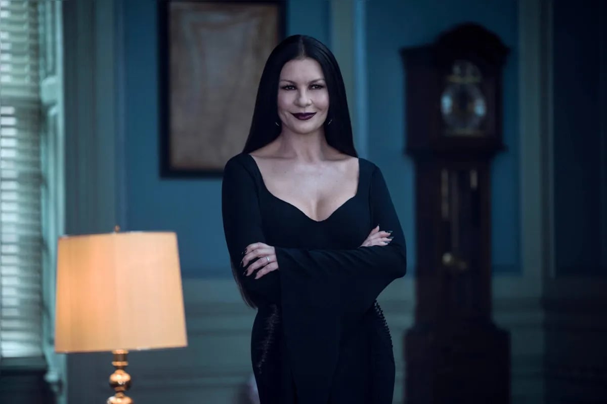 Catherine Zeta Jones em Wandinha (2022)  - A bela atriz britânica deu vida à famosa Morticia Adams na série de TV que reproduz as esquisitices dessa família popular no universo bruxo