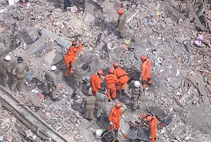 Prédio residencial (RJ, 2010): Quatro pessoas morreram após um um prédio de três andares desabar na região central do RJ. Segundo testemunhas, a edificação apresentava rachaduras. 