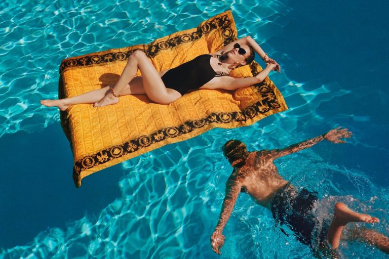 Trajes de banho também são proibidos em algumas cidades italianas, mesmo no meio da rua, e essa infração está sujeita a uma multa de € 500 (R$2.600). 