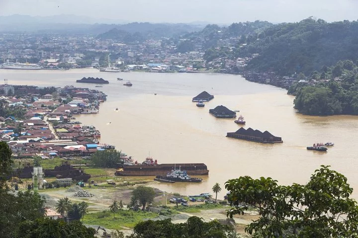 As ilhas de Sumatra, Bornéu e Papua têm grandes rios e uma vegetação densa que ajuda a preservar o ciclo hidrológico. Rios como o Mahakam (foto) e o Kapuas são cruciais para o abastecimento e para o transporte regional.
