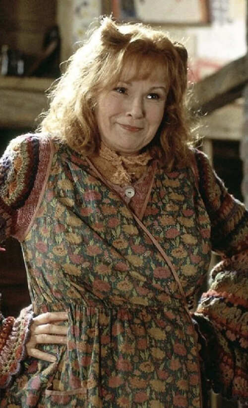 E a outra é a amada Molly, vivida por Julie Walters- É uma das personagens mais calorosas e queridas da saga. Mãe de sete filhos, incluindo Rony, e esposa de Arthur Weasley, Molly é conhecida por sua natureza protetora, seu carinho e sua capacidade de manter a família unida, mesmo em meio a dificuldades financeiras e à ameaça constante das forças das trevas. 