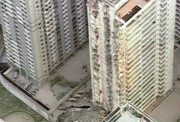 Edifício Palace II (Rio de Janeiro, 1998): O desabamento ocorreu em 25 de fevereiro de 1998, resultando na morte de 8 pessoas. O edifício foi construído em uma área considerada de risco, e o colapso foi atribuído a falhas na construção e à falta de manutenção.